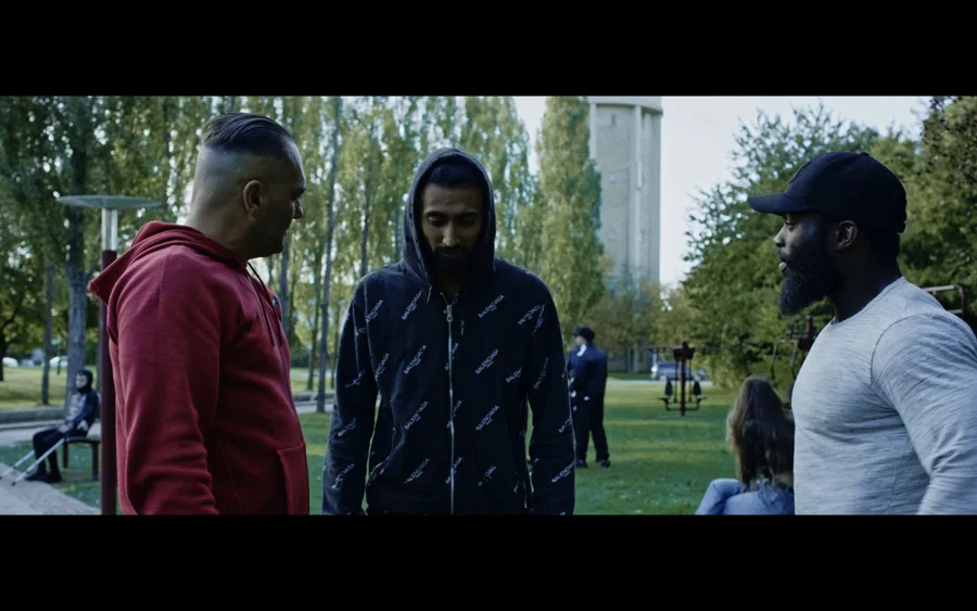 Gadens Melodi — Three characters meeting outdoors