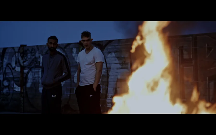 Gadens Melodi — Two characters beside a fire at dusk