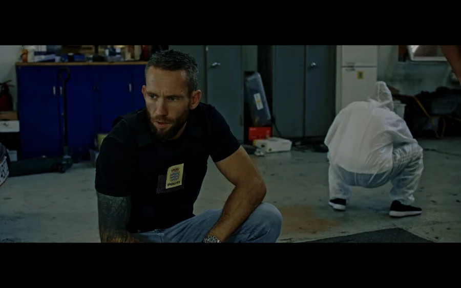 Gadens Melodi — An investigator at a garage scene