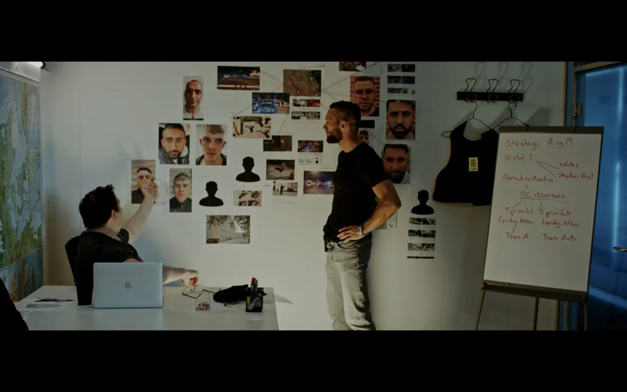 Gadens Melodi — Investigators discussing a case in an office